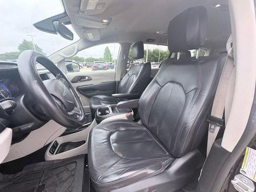 Brilliant Black Crystal Pearlcoat 2019 Chrysler Pacifica Touring L