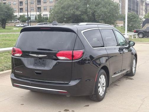 Brilliant Black Crystal Pearlcoat 2019 Chrysler Pacifica Touring L