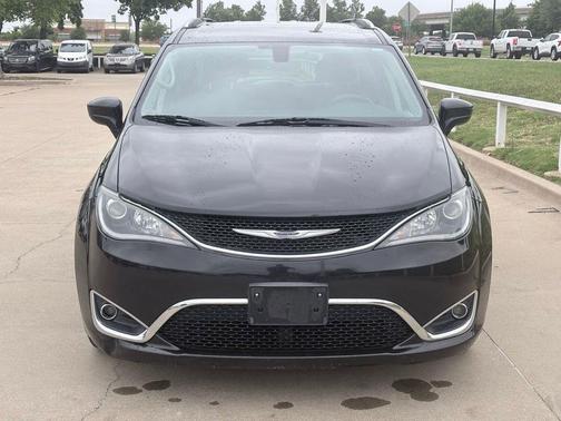 Brilliant Black Crystal Pearlcoat 2019 Chrysler Pacifica Touring L