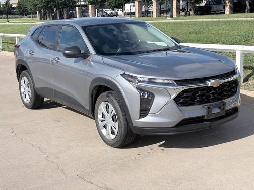 Sterling Gray Metallic 2025 Chevrolet Trax LS