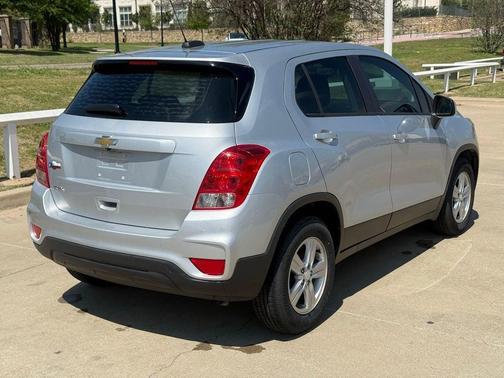Silver Ice Metallic 2020 Chevrolet Trax LS