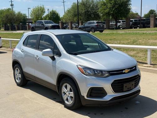 Silver Ice Metallic 2020 Chevrolet Trax LS