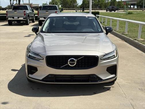 2024 Volvo S60 Recharge Plug-In Hybrid T8 Plus Dark Theme
