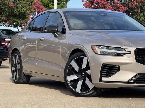 2024 Volvo S60 Recharge Plug-In Hybrid T8 Plus Dark Theme