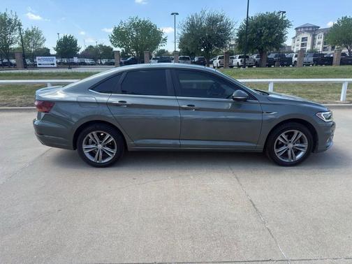 Platinum Gray Metallic 2019 Volkswagen Jetta 1.4T SEL Premium