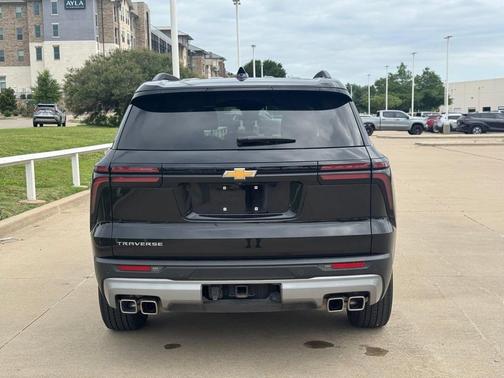 Mosaic Black Metallic 2025 Chevrolet Traverse LT