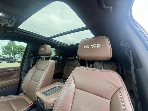 Iridescent Pearl Tricoat 2023 Chevrolet Suburban 4WD High Country