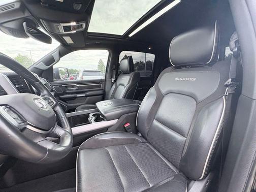 Diamond Black Crystal Pearlcoat 2023 RAM 1500 Laramie