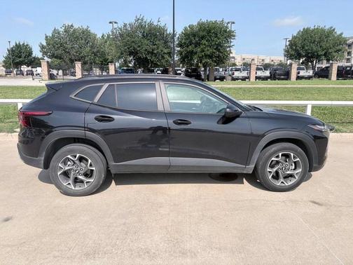 Mosaic Black Metallic 2024 Chevrolet Trax LT