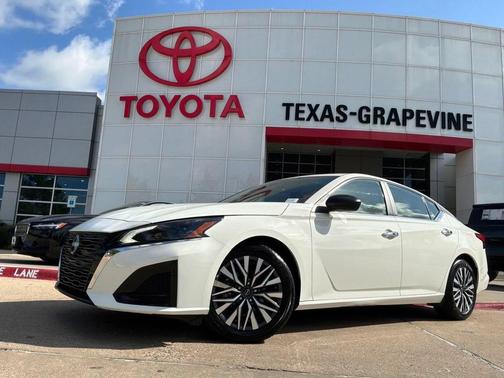 White 2025 Nissan Altima SV FWD