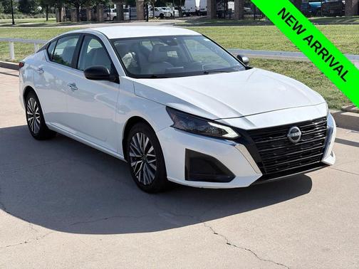 White 2025 Nissan Altima SV FWD