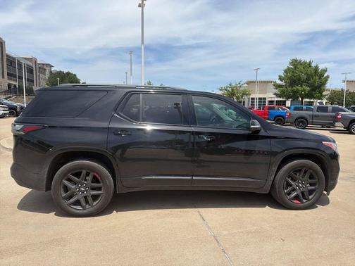 Mosaic Black Metallic 2021 Chevrolet Traverse Premier