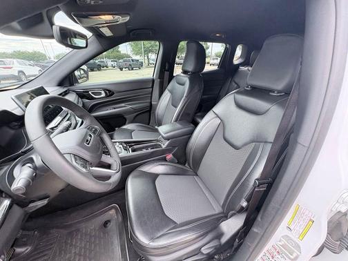 Bright White Clearcoat 2023 Jeep Compass Latitude