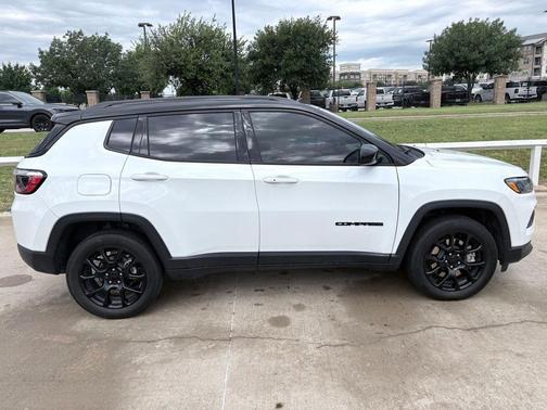 Bright White Clearcoat 2023 Jeep Compass Latitude