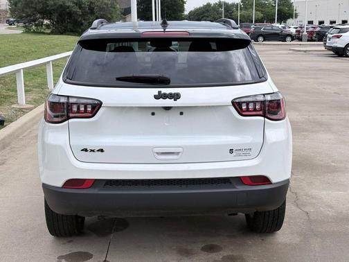Bright White Clearcoat 2023 Jeep Compass Latitude