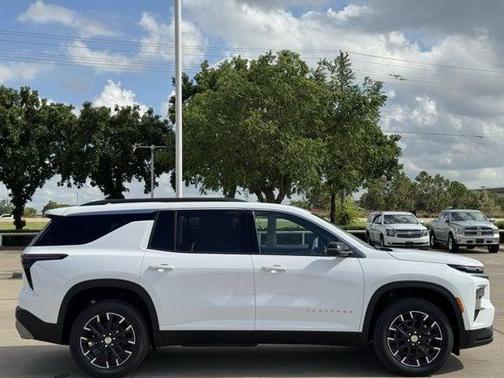 Summit White 2026 Chevrolet Traverse LT