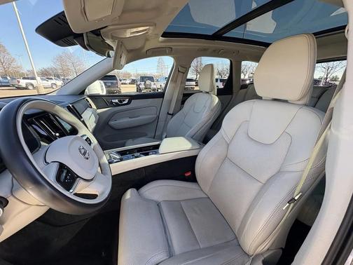 2023 Volvo XC60 Recharge Plug-In Hybrid T8 Ultimate Bright Theme