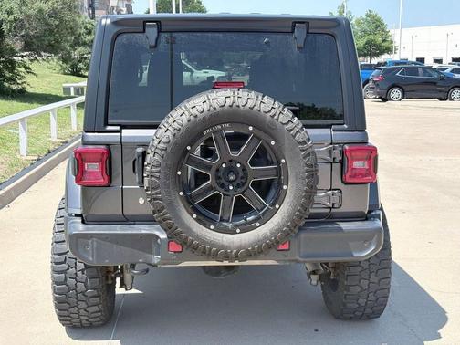 Granite Crystal Metallic Clearcoat 2018 Jeep Wrangler Unlimited Sahara