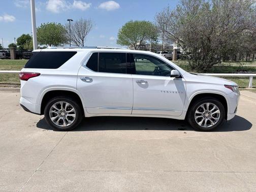 Iridescent Pearl Tricoat 2019 Chevrolet Traverse Premier