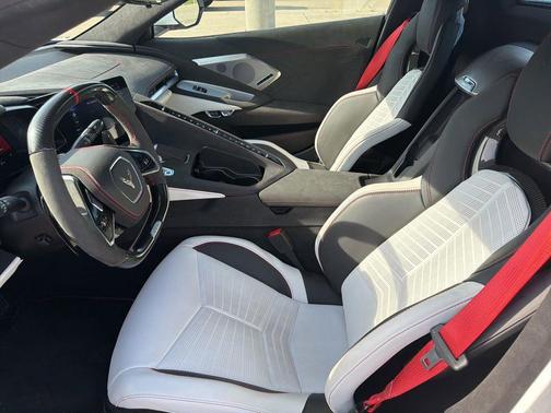 White Pearl Metallic Tricoat 2023 Chevrolet Corvette Z06