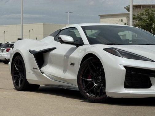White Pearl Metallic Tricoat 2023 Chevrolet Corvette Z06