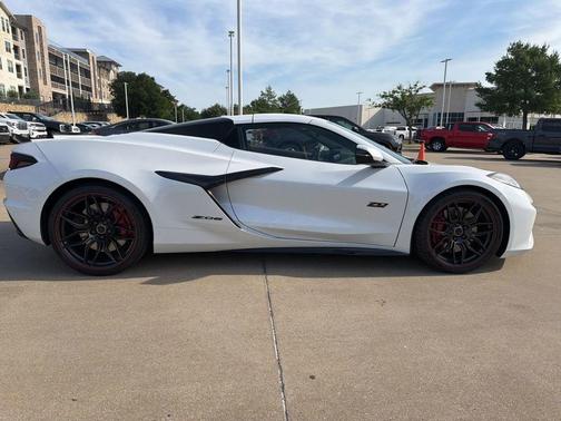 White Pearl Metallic Tricoat 2023 Chevrolet Corvette Z06