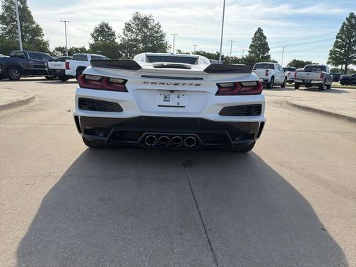 White Pearl Metallic Tricoat 2023 Chevrolet Corvette Z06
