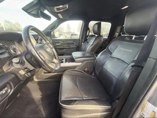 2020 RAM 3500 Laramie Crew Cab 4x4 8' Box