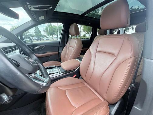 Glacier White Metallic 2021 Audi Q7 45 Premium