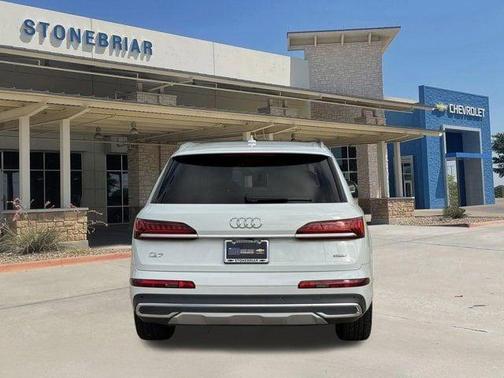 Glacier White Metallic 2021 Audi Q7 45 Premium