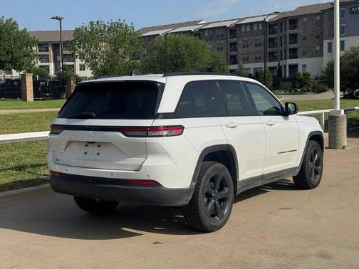 Bright White Clearcoat 2023 Jeep Grand Cherokee Altitude