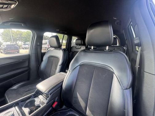 Bright White Clearcoat 2023 Jeep Grand Cherokee Altitude