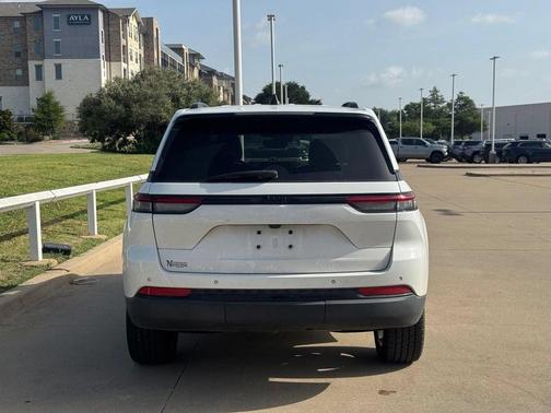 Bright White Clearcoat 2023 Jeep Grand Cherokee Altitude