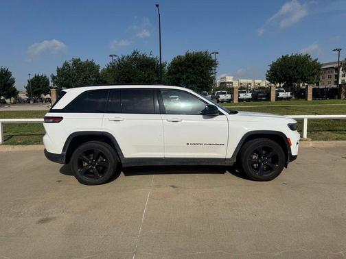 Bright White Clearcoat 2023 Jeep Grand Cherokee Altitude
