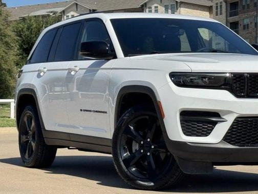 Bright White Clearcoat 2023 Jeep Grand Cherokee Altitude
