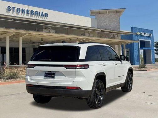 Bright White Clearcoat 2023 Jeep Grand Cherokee Altitude
