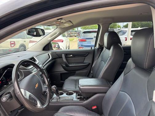 Mosaic Black Metallic 2017 Chevrolet Traverse 2LT