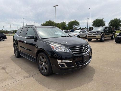 Mosaic Black Metallic 2017 Chevrolet Traverse 2LT
