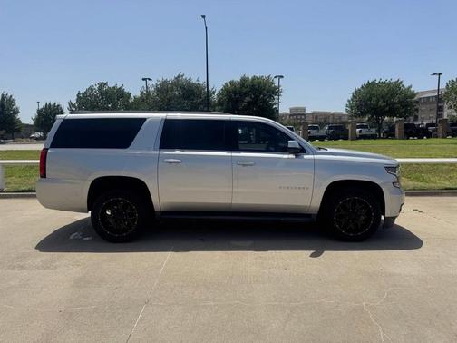 Silver Ice Metallic 2017 Chevrolet Suburban LT