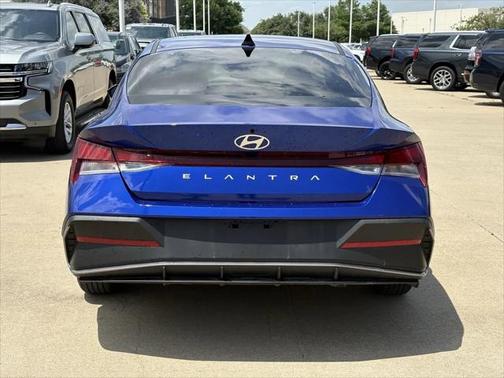 2024 Hyundai ELANTRA SE