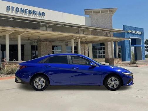 2024 Hyundai ELANTRA SE