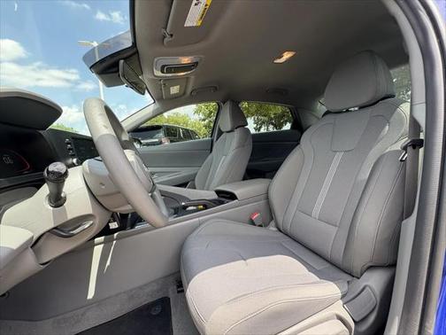 2024 Hyundai ELANTRA SE