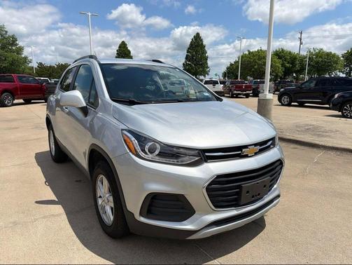 Silver Ice Metallic 2021 Chevrolet Trax LT