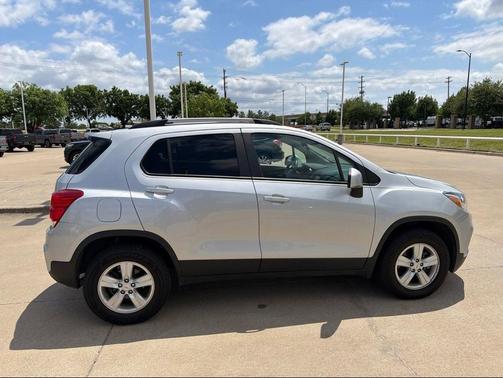 Silver Ice Metallic 2021 Chevrolet Trax LT
