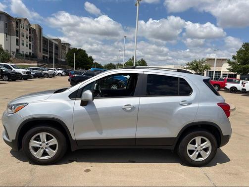 Silver Ice Metallic 2021 Chevrolet Trax LT