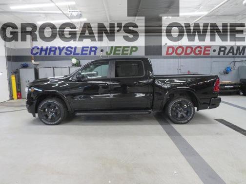 Diamond Black Crystal Pearlcoat 2027 RAM 1500 Big Horn/Lone Star