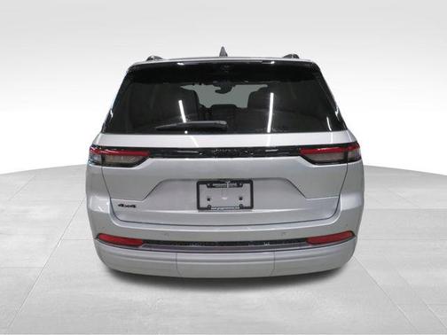 Silver Zynith 2026 Jeep Grand Cherokee Limited