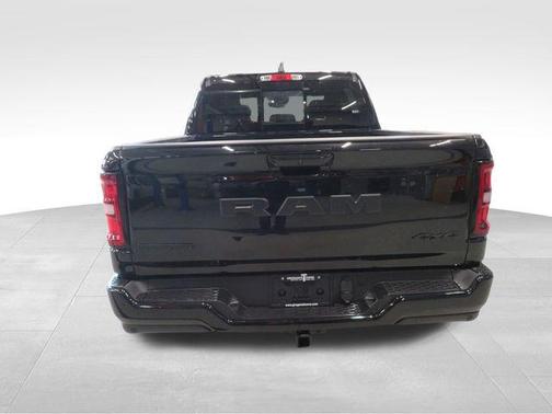 Diamond Black Crystal Pearlcoat 2026 RAM 1500 Big Horn/Lone Star