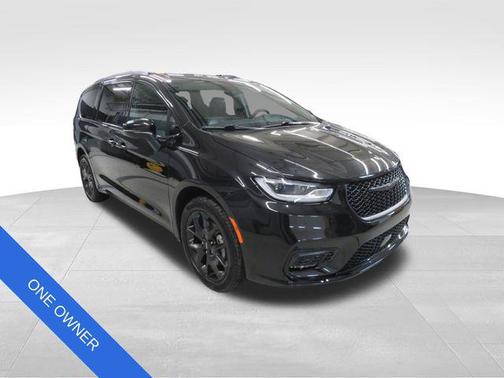 Brilliant Black Crystal Pearlcoat 2023 Chrysler Pacifica Touring L