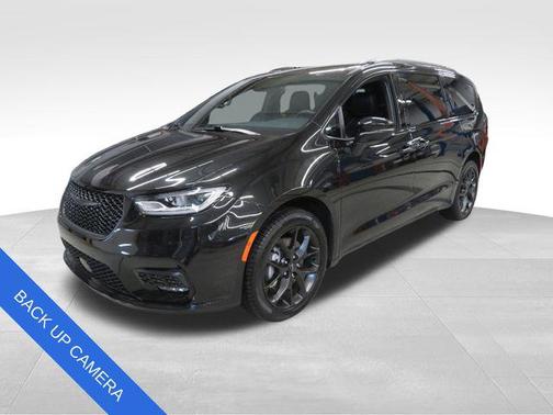 Brilliant Black Crystal Pearlcoat 2023 Chrysler Pacifica Touring L